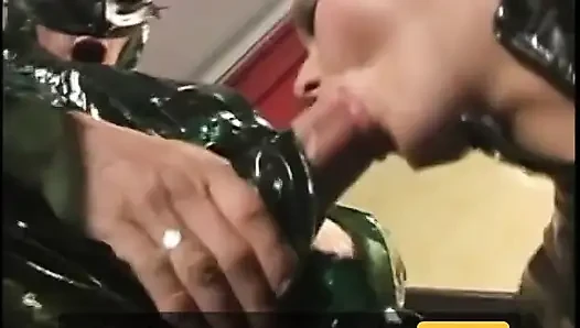 Güzel sevimli sarışın piliç yarak emiyor ve ağzına bolca beyaz krem alıyor