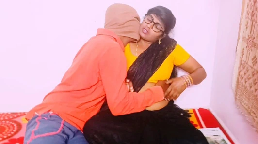 Hintli üvey erkek kardeş üvey kız kardeşi Telugu ile edepsizce sikişmeye çalışıyor.