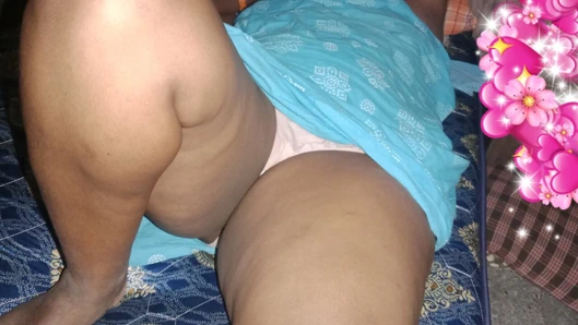 Tamil Hintli üvey kız kardeş kendi üvey erkek kardeşiyle aynı yatağı paylaşıyor ateşli sert seks yatak odasında seks