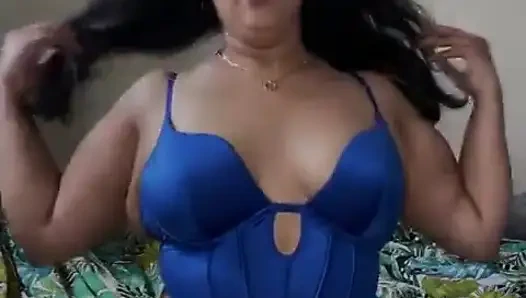 Memeli Azdırıcı Asyalı Iri Güzel Kadın Dölleriyle Oynuyor