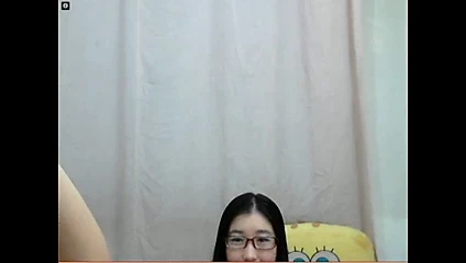 Çinli kız web kamerası için ayak gösterir