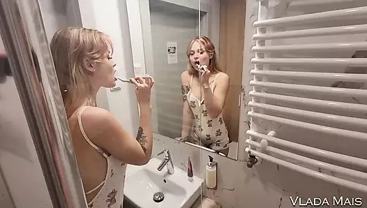 Sadece kendimi yıkıyordum... Ta ki içeri gelene kadar.