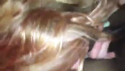 onu sevdiğini söylüyor