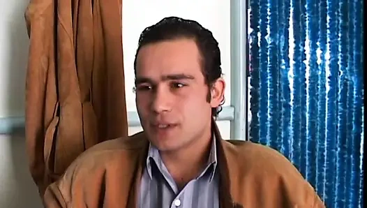 Зрелая шлюха с красивым телом жестко трахается, а затем получает теплую сперму на ее сиськи