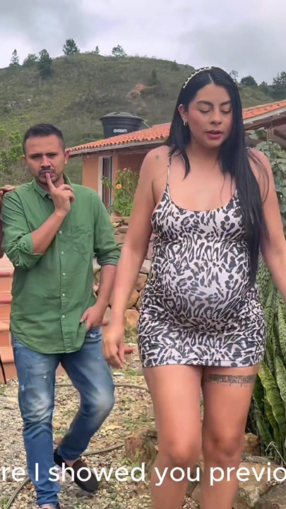 Hamile emlakçı bir fahişe ve ikisini de sikiyor