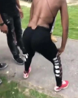 Jeune salope bouge son cul 4