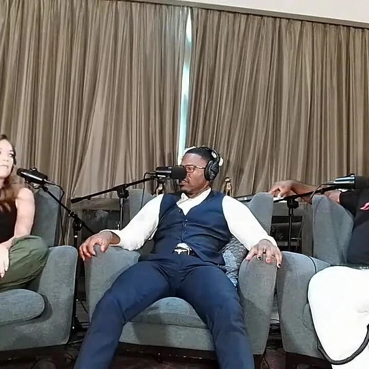 Yetişkin şovmenler katie kush, jamie knox ve mrflourish podcast'i asherclantv ile kanepede konuşuyor