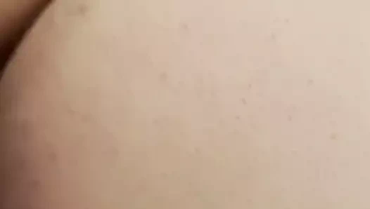 Hamile karısı benim için eğiliyor