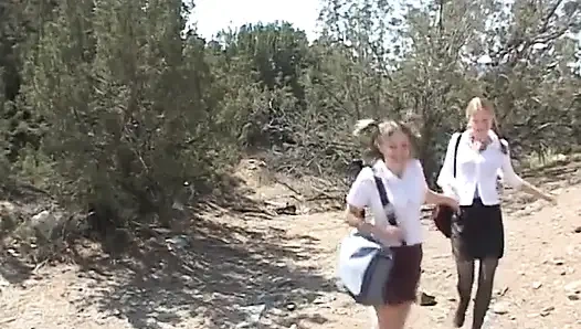 İki genç sürtük otobüste sikiliyor