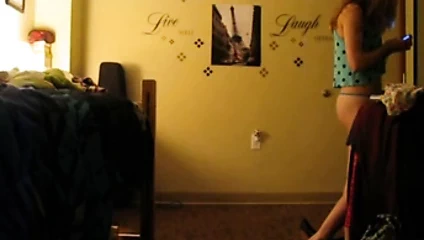 Une jeunette danse a poil dans sa chambre