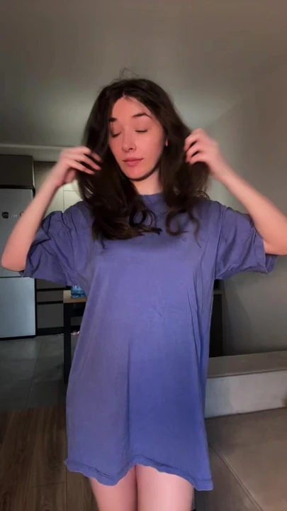 Большие натуральные подпрыгивают в вирусное избиение в нижнем белье