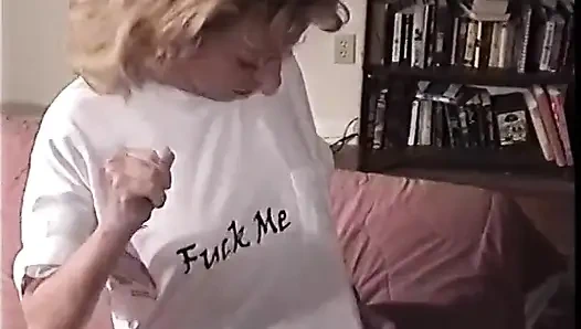 Sarışın orta yaşlı seksi kadın yoğun ağzı açık amcık sikişi sırasında çılgınca fışkırtıyor