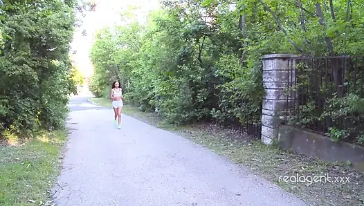 Kısa sabah koşusndan sonra çekici Rus kız amını sikiyor