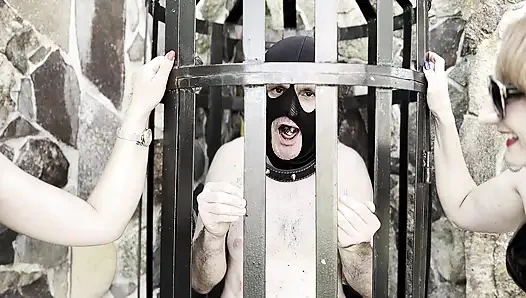 Mazoşistlerin teninde baş harflerimi yakıyor