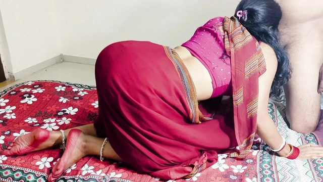 Hintli desi yeni evli evli kadın balayında sari içinde sert sikişiyor