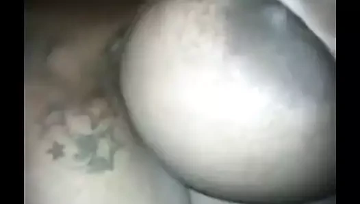 Büyük siyah memeler dövmeler ile harap