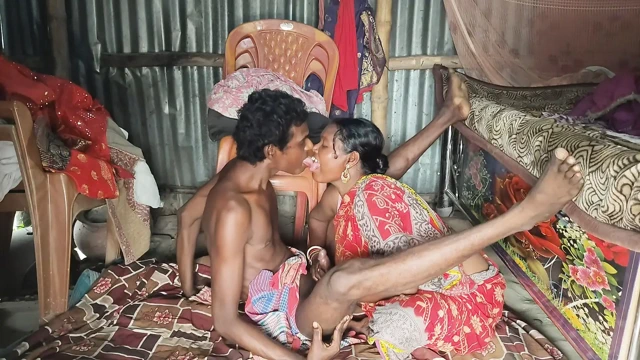 Hintli ev hanımı ki domaltarak sikişiyor