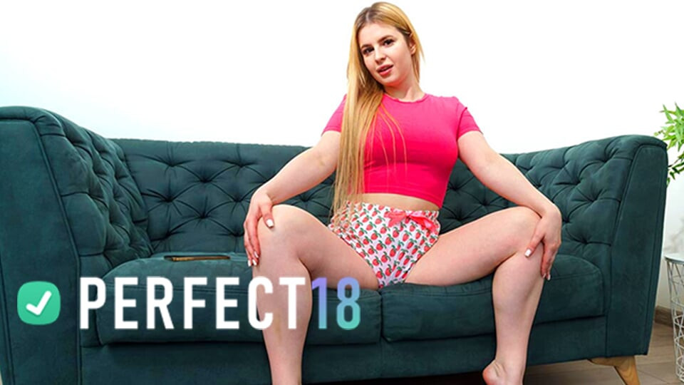 18 yaşındaki tombul kadın mükemmel bir şekilde kanepede orgazm oluyor 18