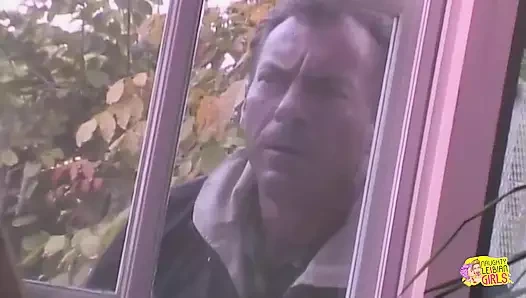 Özel bir dedektif iki kızın orgazm olana kadar seks oyuncaklarıyla birbirlerini sikişini gözetliyor