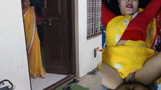 Kapıda duran güzel baldız kayınbiraderi tarafından sikilmeyi bekliyor.