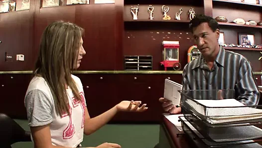 Azgın sürtük bir barda azgın bir adam almaya çalışır