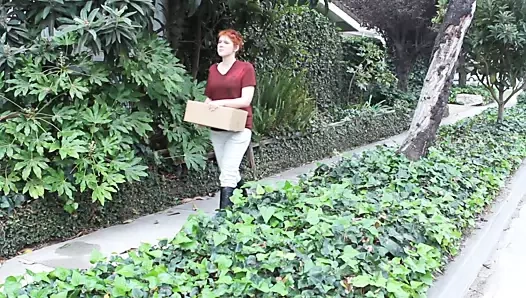 Civcivler takım elbiselerini çıkarır ve seksi eşyalarını ortaya çıkarır.