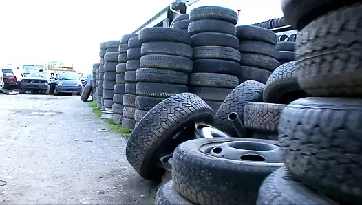 Harika sürtük jankyard'da her yerde sikişiyor