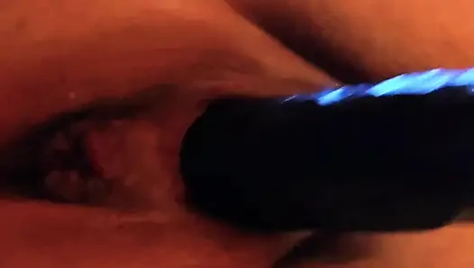 Kalın dildolu nine bigpussy göt deliğini geniş açıyor