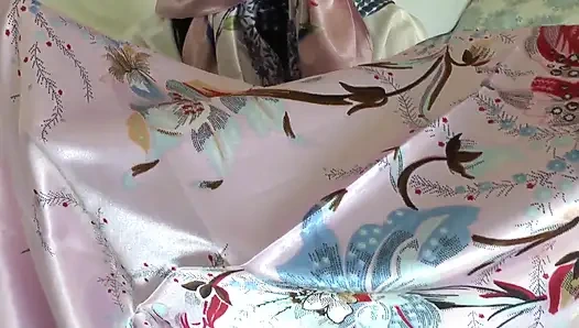 Saten eşarp sevgilisi ve parlak saten eşarbına boşalıyor, Lady Victoria Valente