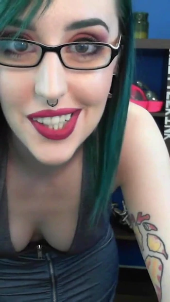 Сногсшибательный момент из "Друг запирает твой член перед тем, как идти на свидание с кем-то еще - часть 2 - мисс Фейт Rae"