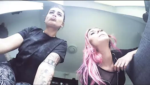 Sikini onların altında hayal et