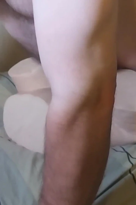 Kıllı tombul adam seks oyuncağını sikiyor