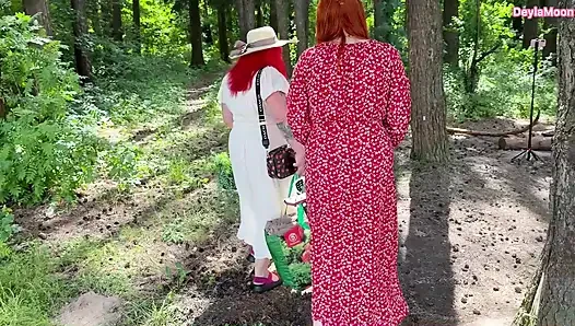 İki kız arkadaş açık havada rahatlamaya ve ateşli seks yapmaya karar verdi.