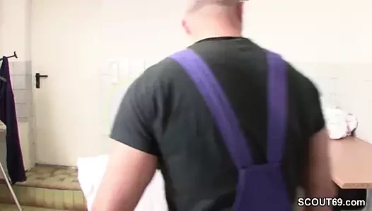 Deutscher Jungspund fickt Schweizer Omi im Keller durch