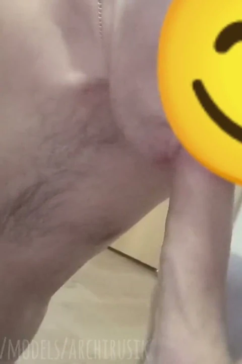 Büyük femboy yarağını emiyor!