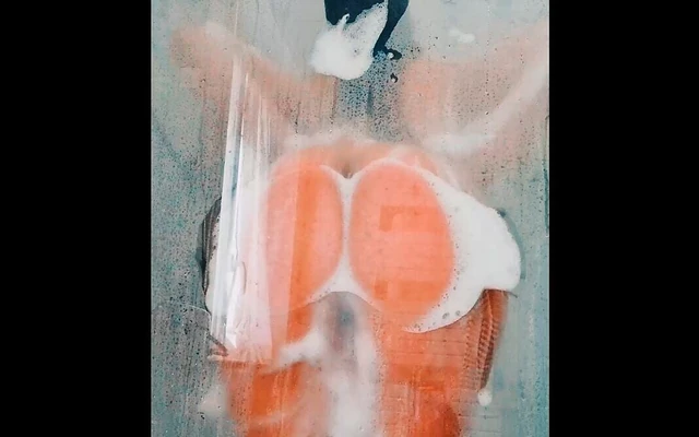 Французская арабская хотвайф принимает теплый душ