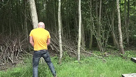 Sarışın iki yarağı emiyor ve sonra çalılara boşalmak için sikiliyor