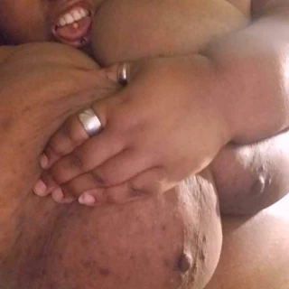 Siyah iri güzel kadının meme uçları