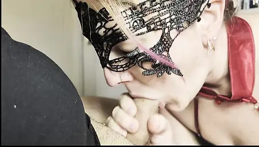 Öğleden sonra boğaz servisi - siyah elbise her damlayı yutuyor