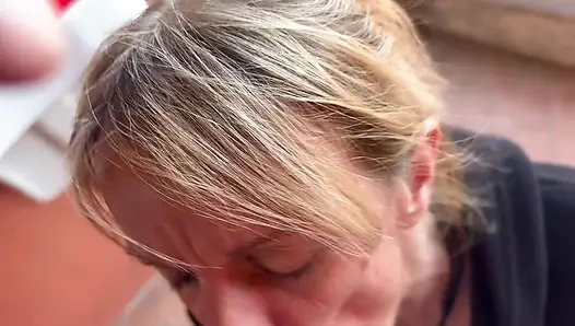 КОМНАТА СО СТИРАЛЬНОЙ МАШИНОЙ - СОСЕДКА СОСЕТ ЧЛЕН, А Я КОНЧАЮ ЕЙ В РОТ