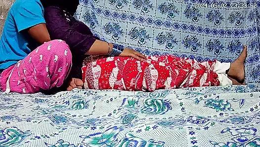 Hintli genç oğlan ve kız havuzda seks yapıyor