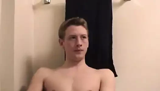 Düz patenci banyoda mastürbasyon yapıyor