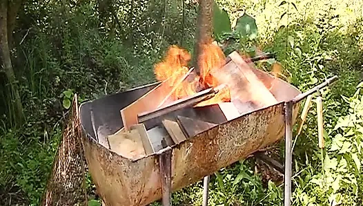 Seksi Fransız genç kız ormanda ateşli anal üçlü seksin tadını çıkarıyor