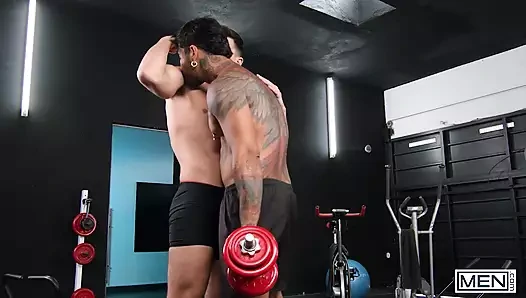 Babylon Prince, onunla bay derin ses arasındaki cinsel gerginliği anında hissediyor - erkekler