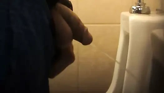 Yüksek ve sıkı sünnetli penis çiş 3