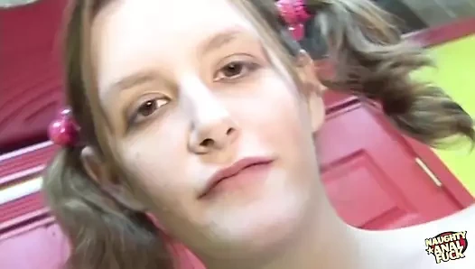 Randy kız büyük yarağı tüm deliklerine alıyor ve anal dölleme onu boşaltıyor