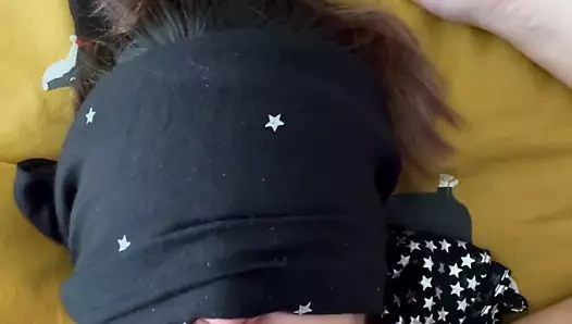 Edepsizce konuşan İngiliz sürtük kadının gözleri bağlı ve sikilip sikilmeden önce kocasının sikini emiyor