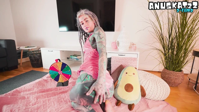 Dövmeli modelin solo gösterisi ham kesintili dölleme sikişine dönüşüyor