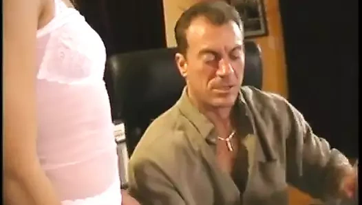 Seksi sekreter patronunu baştan çıkarmaya hazır ateşli iç çamaşırıyla geliyor