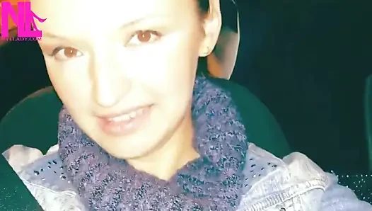 Benzin istasyonunda mavi külotlu çorap ve mavi dairelerde sarkma ve ayakkabı oyunu